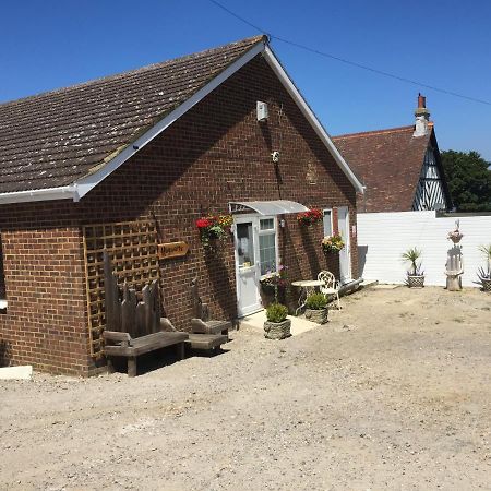 Hogwarts Bed And Continental Breakfast Vila Sheerness Exterior foto