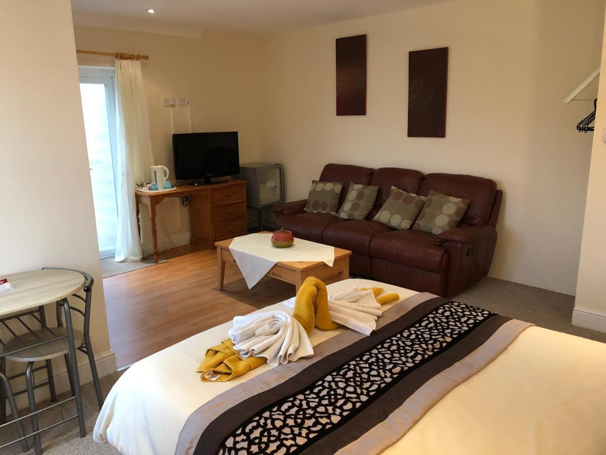 Hogwarts Bed And Continental Breakfast Vila Sheerness Exterior foto