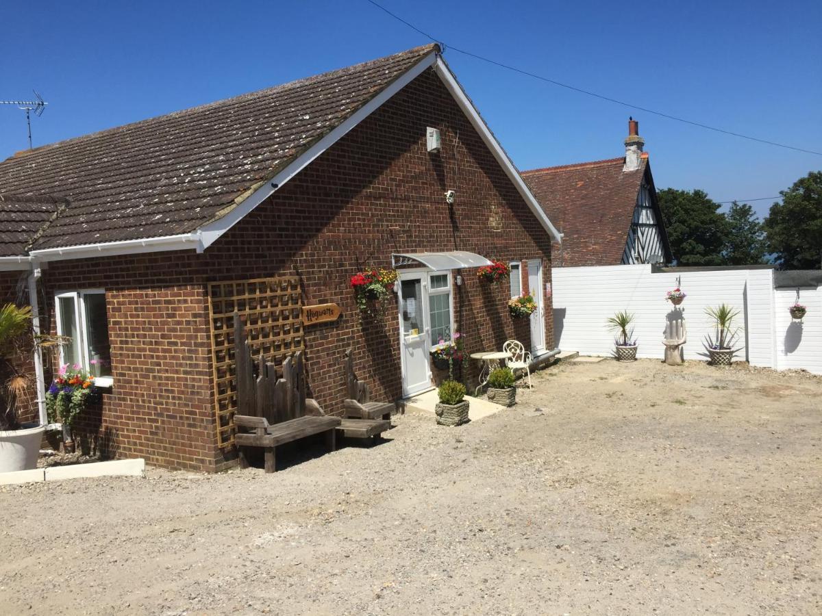 Hogwarts Bed And Continental Breakfast Vila Sheerness Exterior foto
