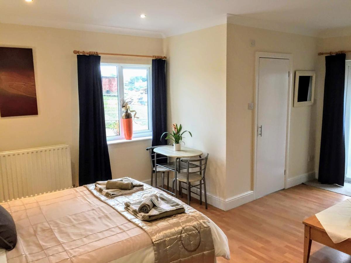 Hogwarts Bed And Continental Breakfast Vila Sheerness Exterior foto