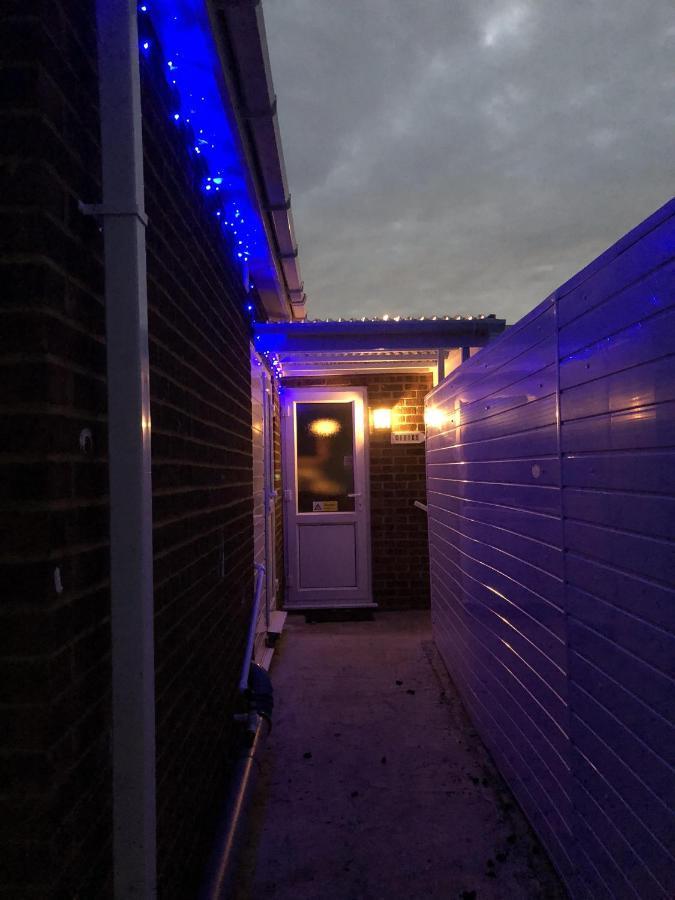 Hogwarts Bed And Continental Breakfast Vila Sheerness Exterior foto